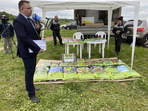 斯摩棱斯克州农业和食品部部长 Tsarev A.A. 在2021年农民节庆祝活动上亲自向当地土地所有者赠送rpc集团公司的产品