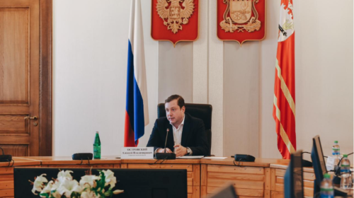 斯摩棱斯克州州长与rpc LLC和TORFOPROM企业总经理举行了工作会议。